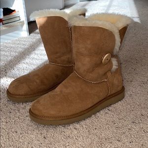 Women’s UGG - Bailey Button- Size 7